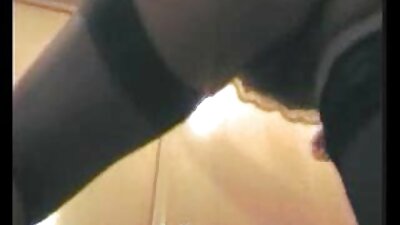 O brunetă își întinde pizda strânsă de un ciocănitor gros