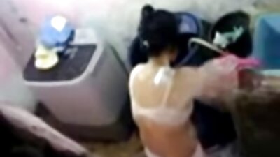 O tipă cu sâni mari suculenți își bagă mâna în pisică