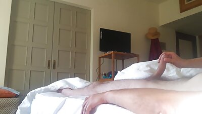 Un bimbo cu o păsărică sexy și sânii mari călărește un cocoș pe pat
