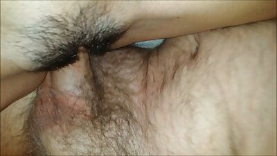 O curvă fierbinte iubitoare de anal își deschide fundul pentru un penis gros
